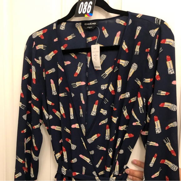 NWT New Bebe Denise Rufffled Navy Blue Wrap Dress Lipstick Print Sz  10 - Picture 6 of 16